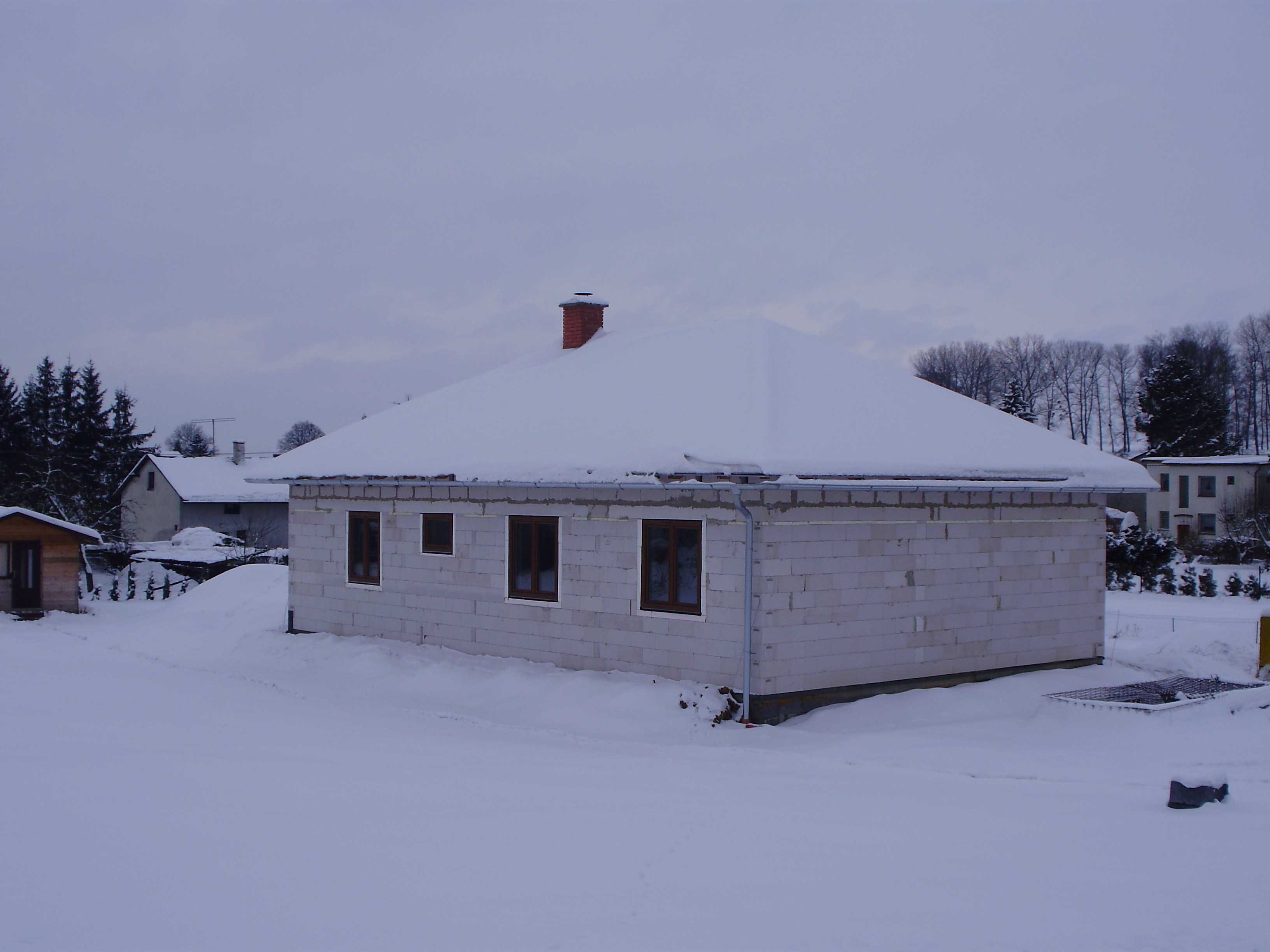 Domeček v zimním kabátku